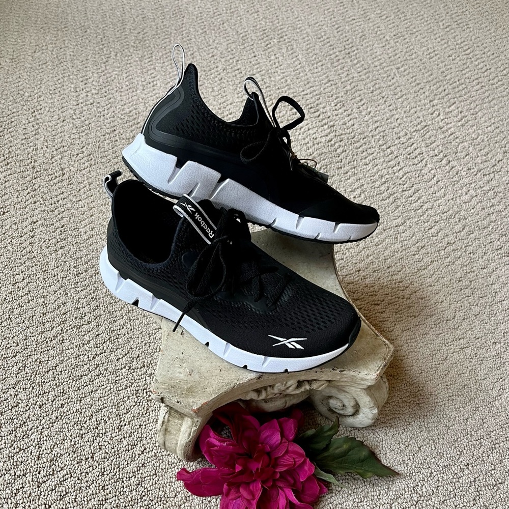 NWT Womens Size 9 Reebok Zig Sky Running Tennis Shoes Black White